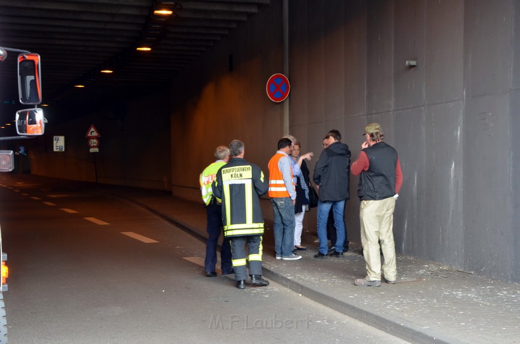 Einsatz BF Koeln Tunnel unter Lanxess Arena gesperrt P9805.JPG - Miklos Laubert